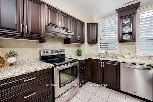 2 Bedrooms Condo at 53 Woodbridge, Vaughan For sale