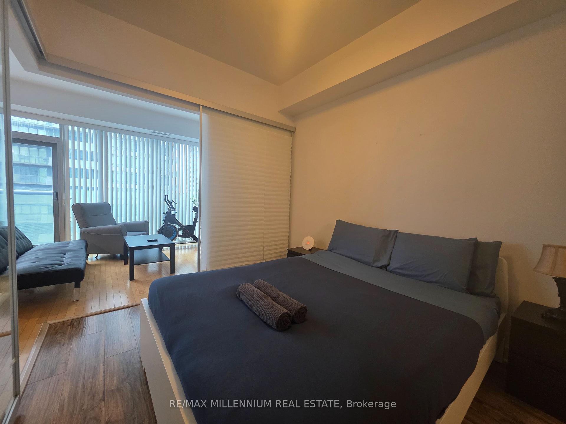 2 Bedrooms Condo at 14 York, Toronto For sale