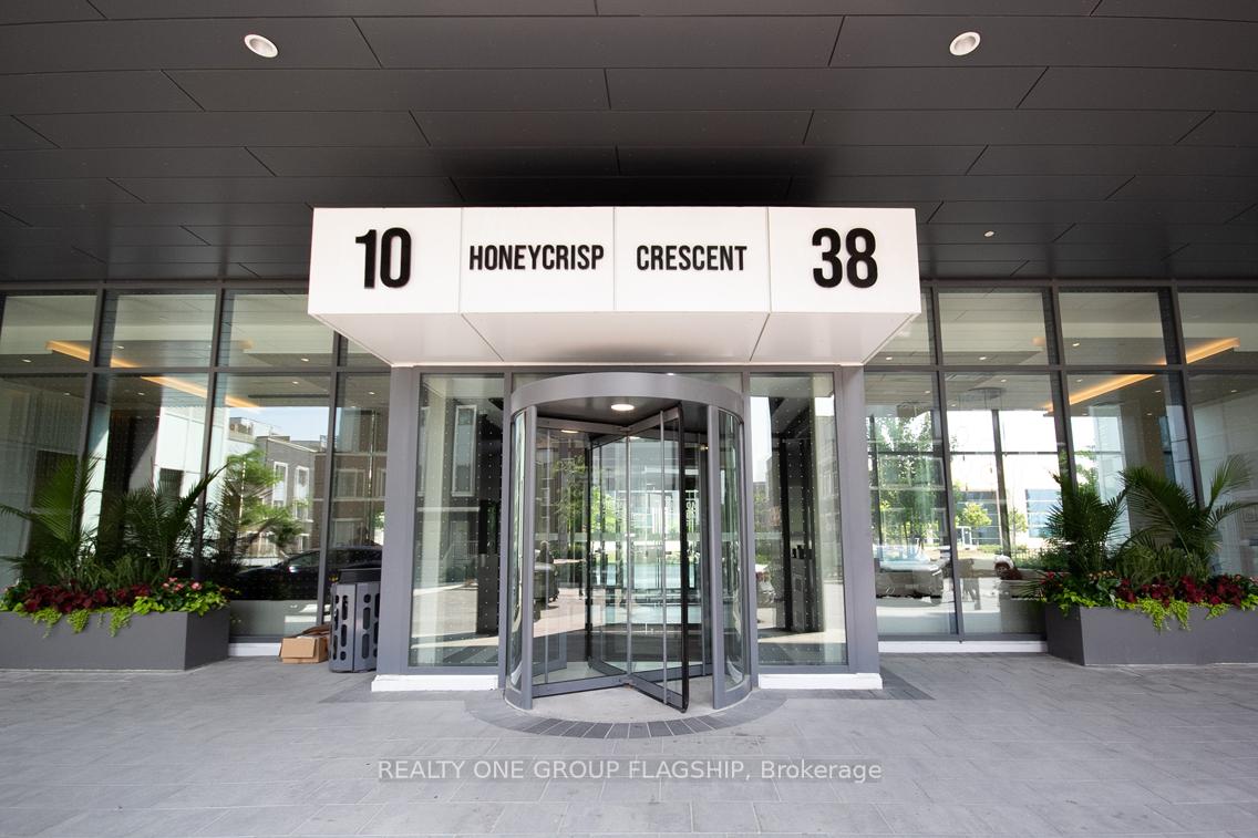 2 Bedrooms Condo at 38 Honeycrisp, Vaughan For sale