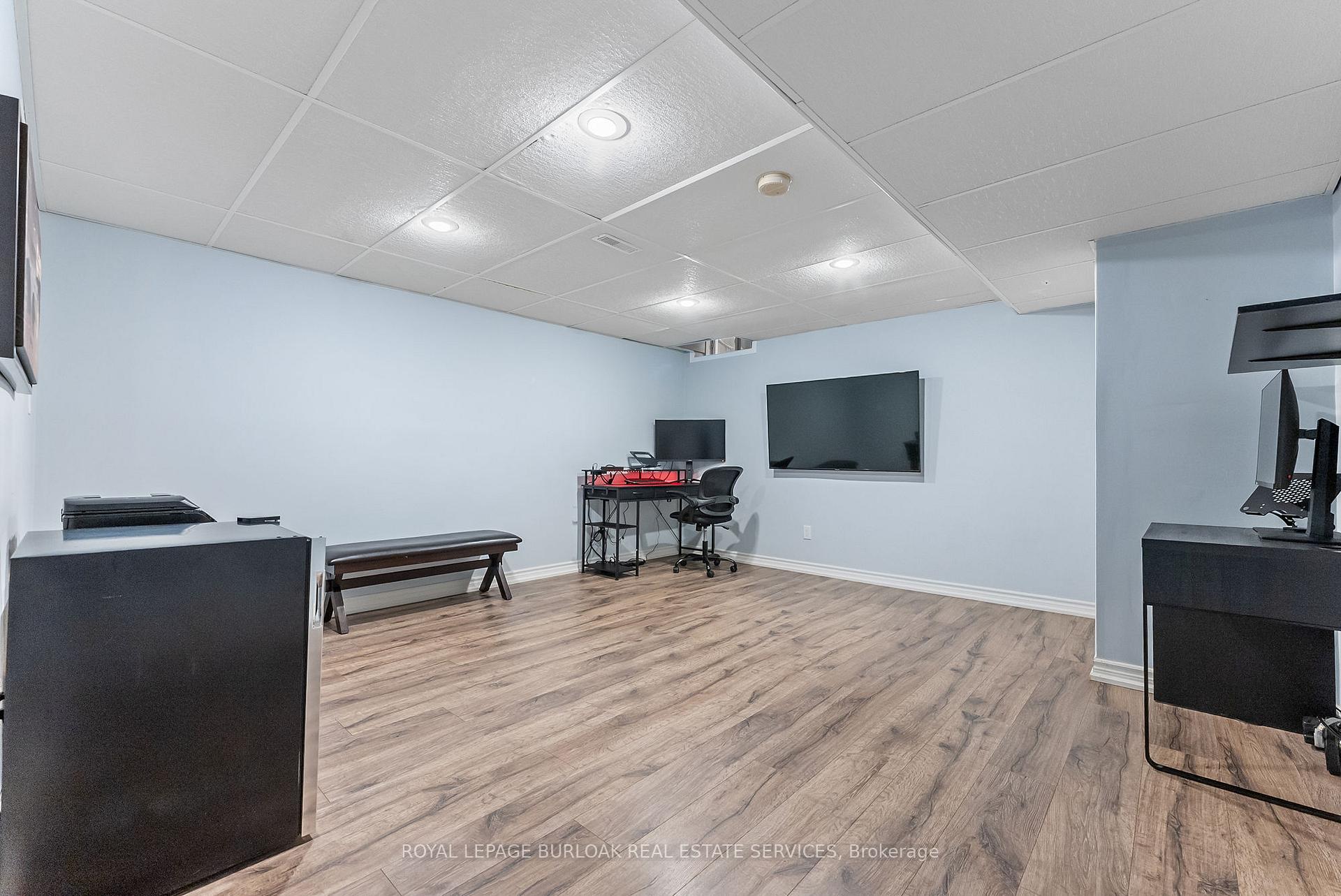 3 Bedrooms Condo at 2025 Cleaver, Burlington For sale