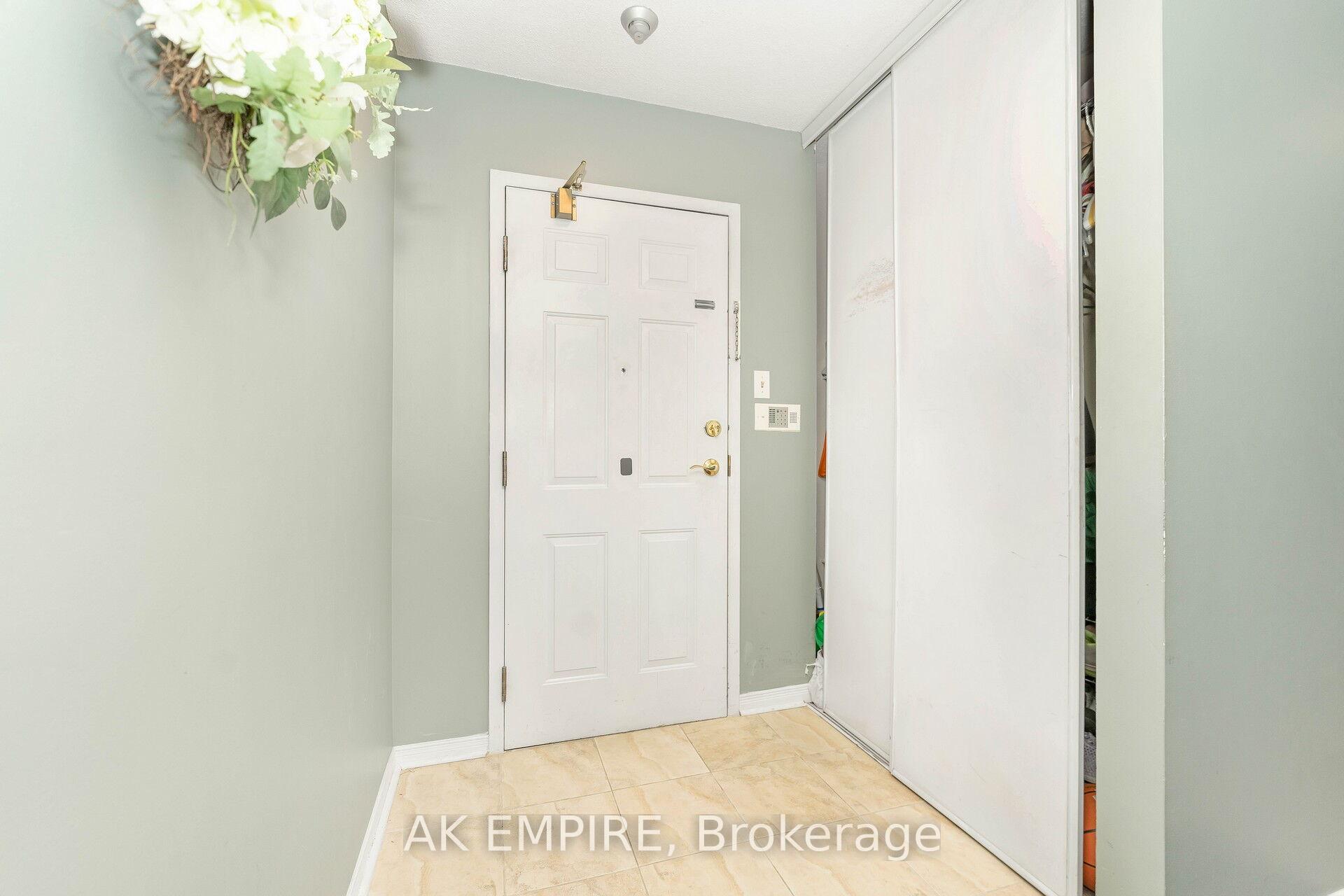 3 Bedrooms Condo at 250 Webb, Mississauga For sale