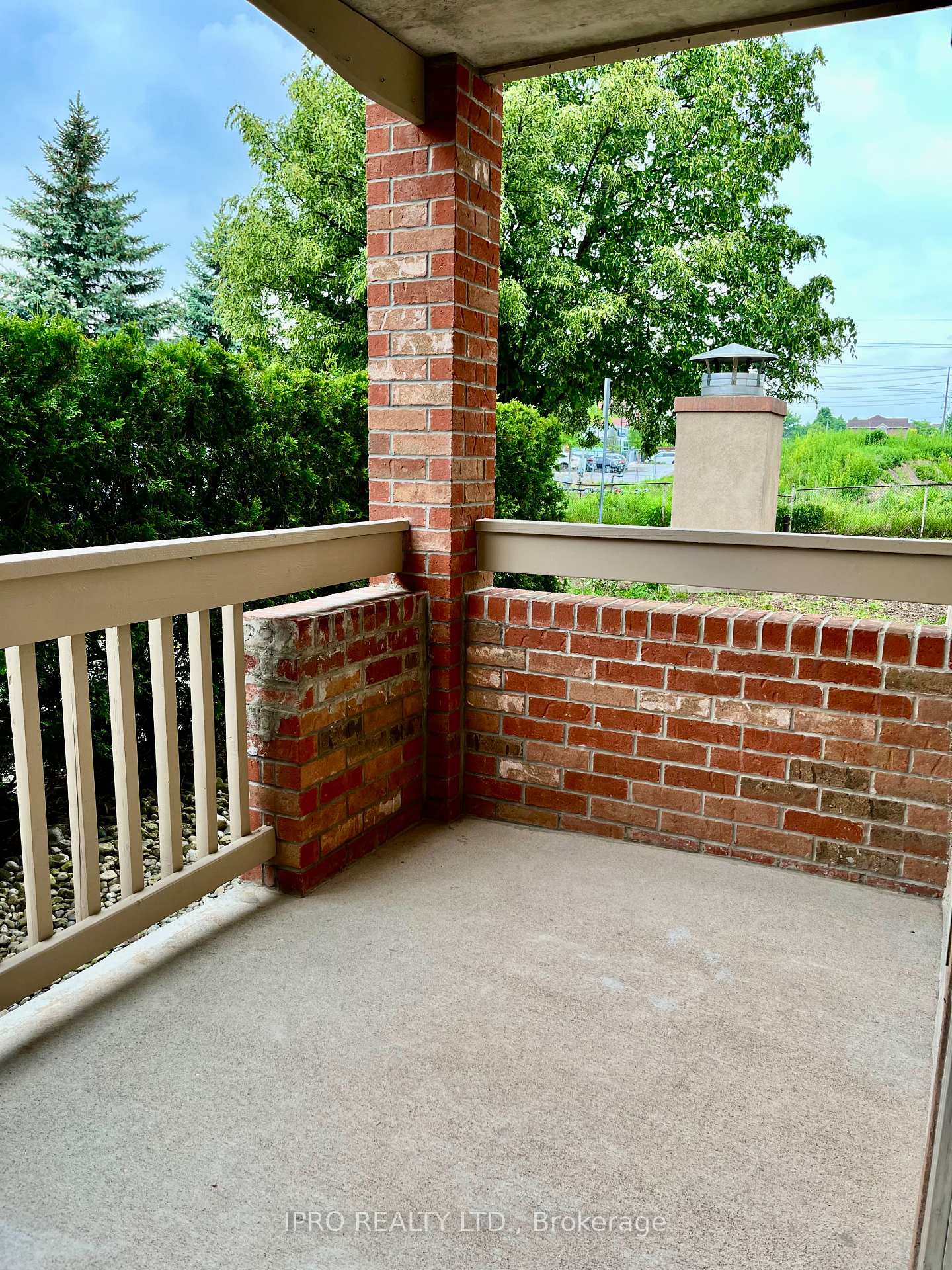 2 Bedrooms Condo at 4013 Kilmer, Burlington For sale