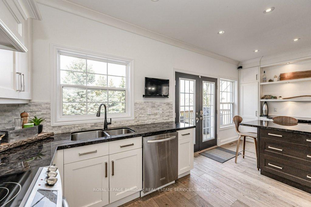 2 Bedrooms Condo at 1061 North Shore, Burlington For sale