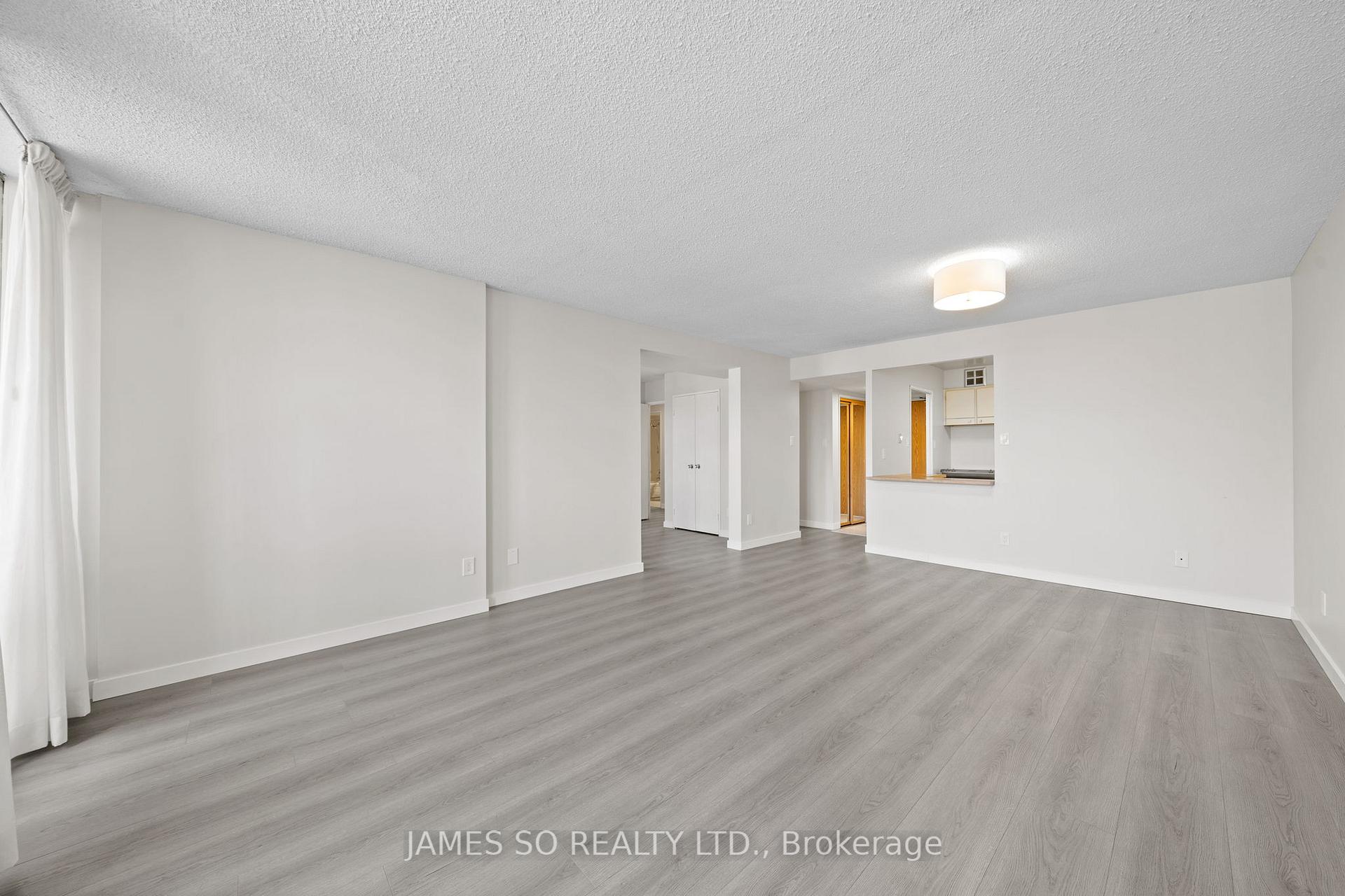 3 Bedrooms Condo at 20 Fashion Roseway,  Toronto For sale