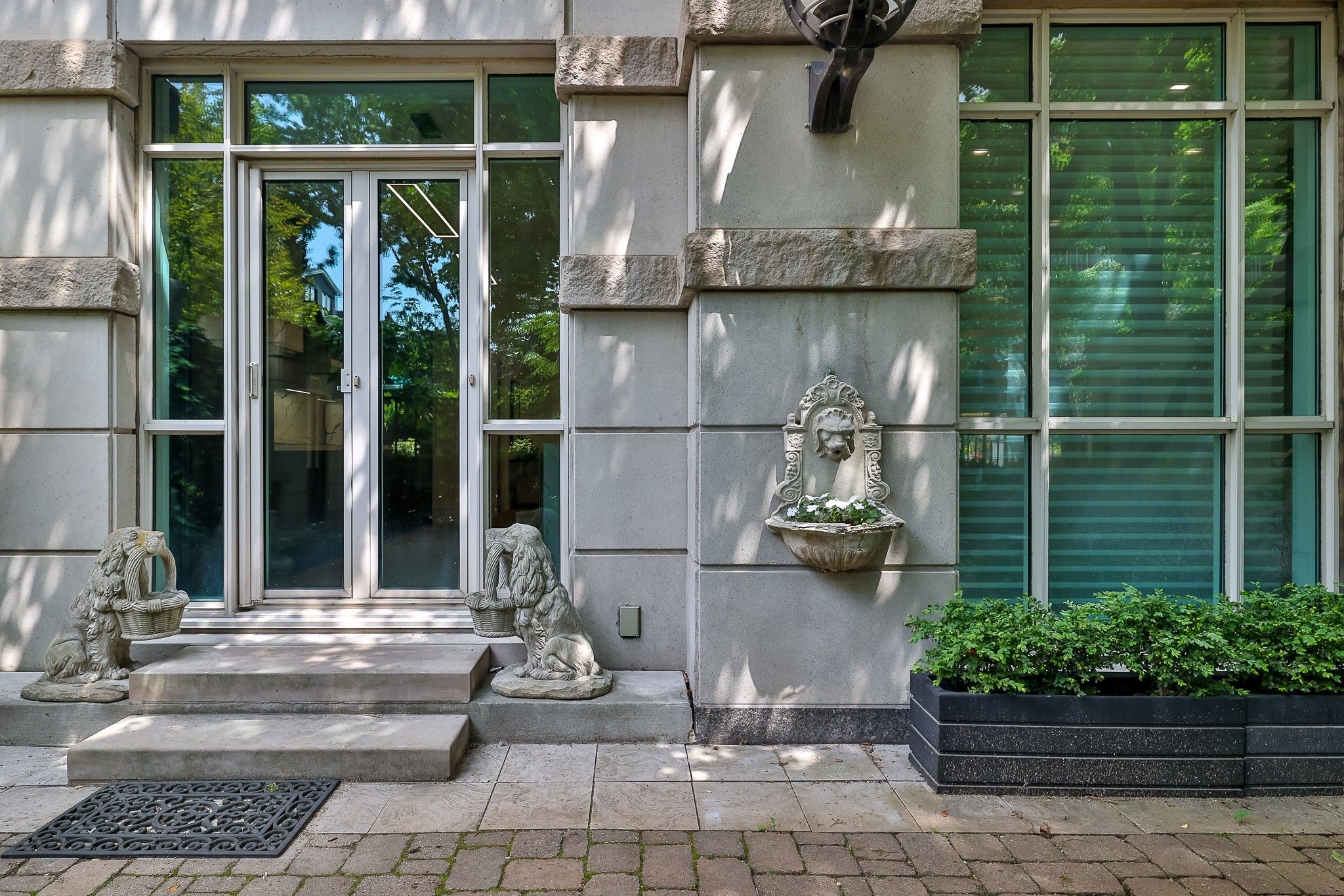 38 Avenue Road 111