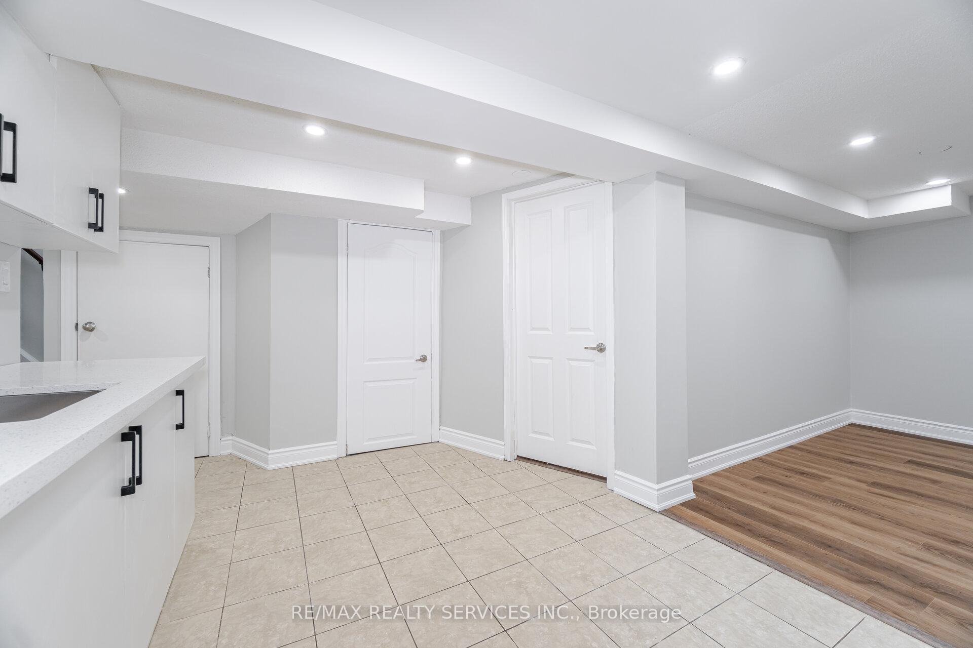 5 Bedrooms Condo at 3525 Brandon Gate, Mississauga For sale
