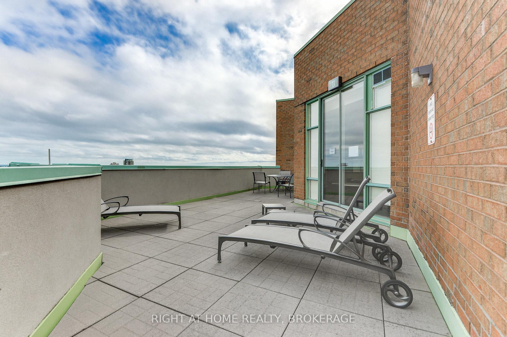 3 Bedrooms Condo at 1276 Maple Crossing, Burlington For sale