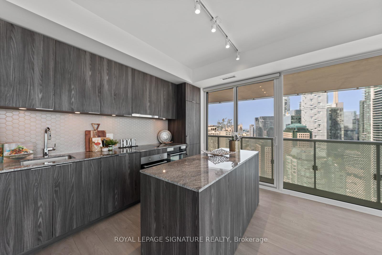 3 Bedrooms Condo at 15 Queens, Toronto For sale