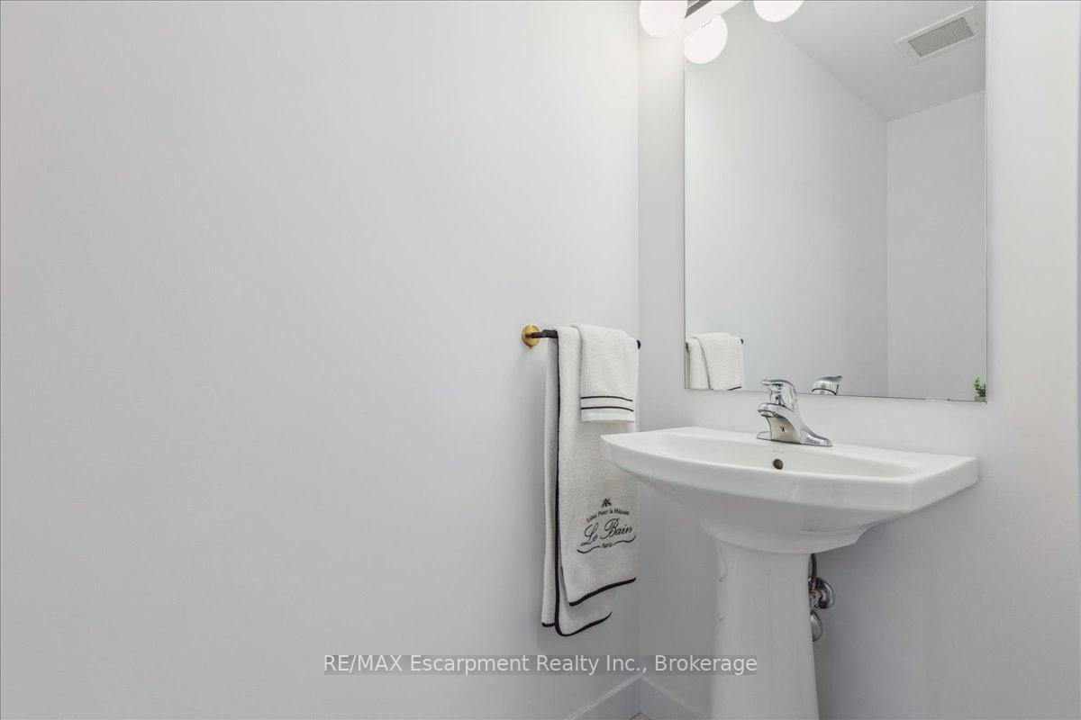 2 Bedrooms Condo at 450 Dundas,  Hamilton For sale