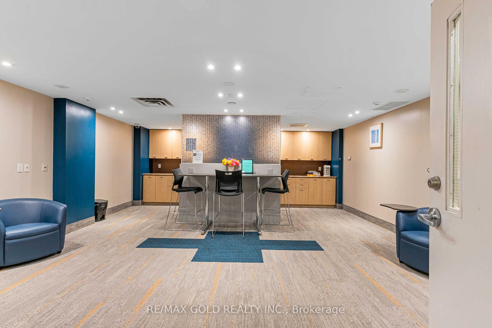 3 Bedrooms Condo at 3939 Duke Of York, Mississauga For sale