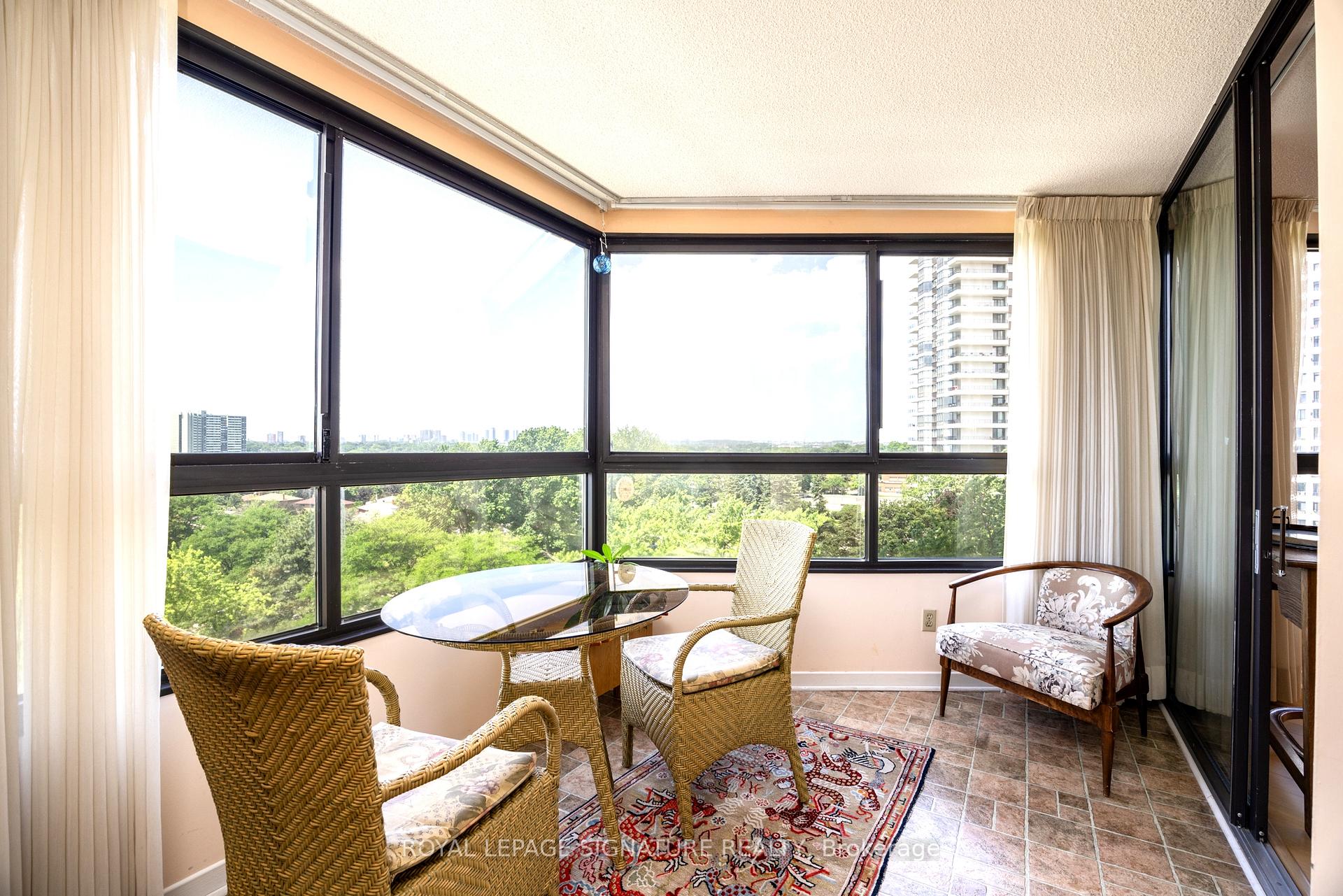 3 Bedrooms Condo at 1300 Bloor, Mississauga For sale
