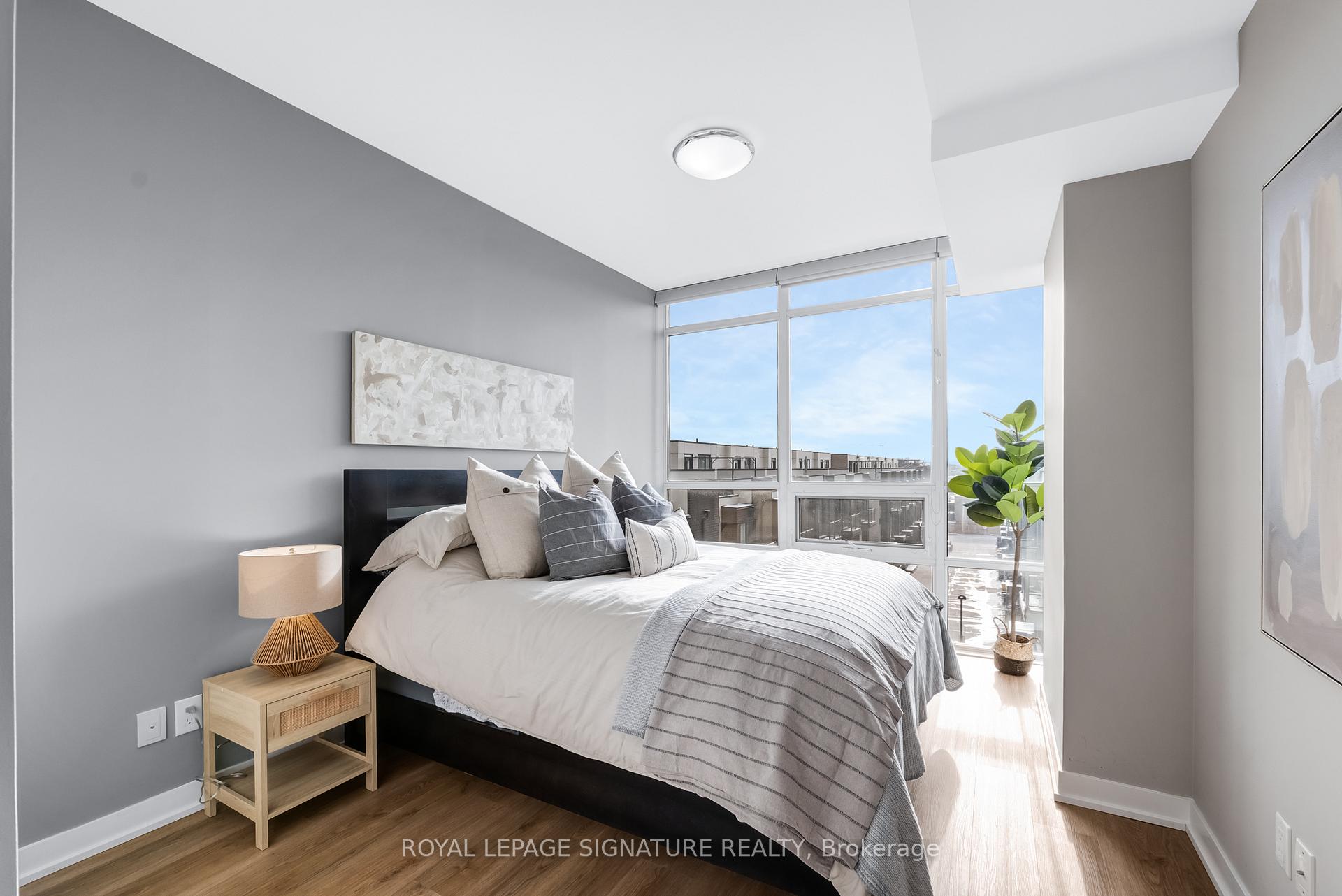 2 Bedrooms Condo at 8 Fieldway, Toronto For sale