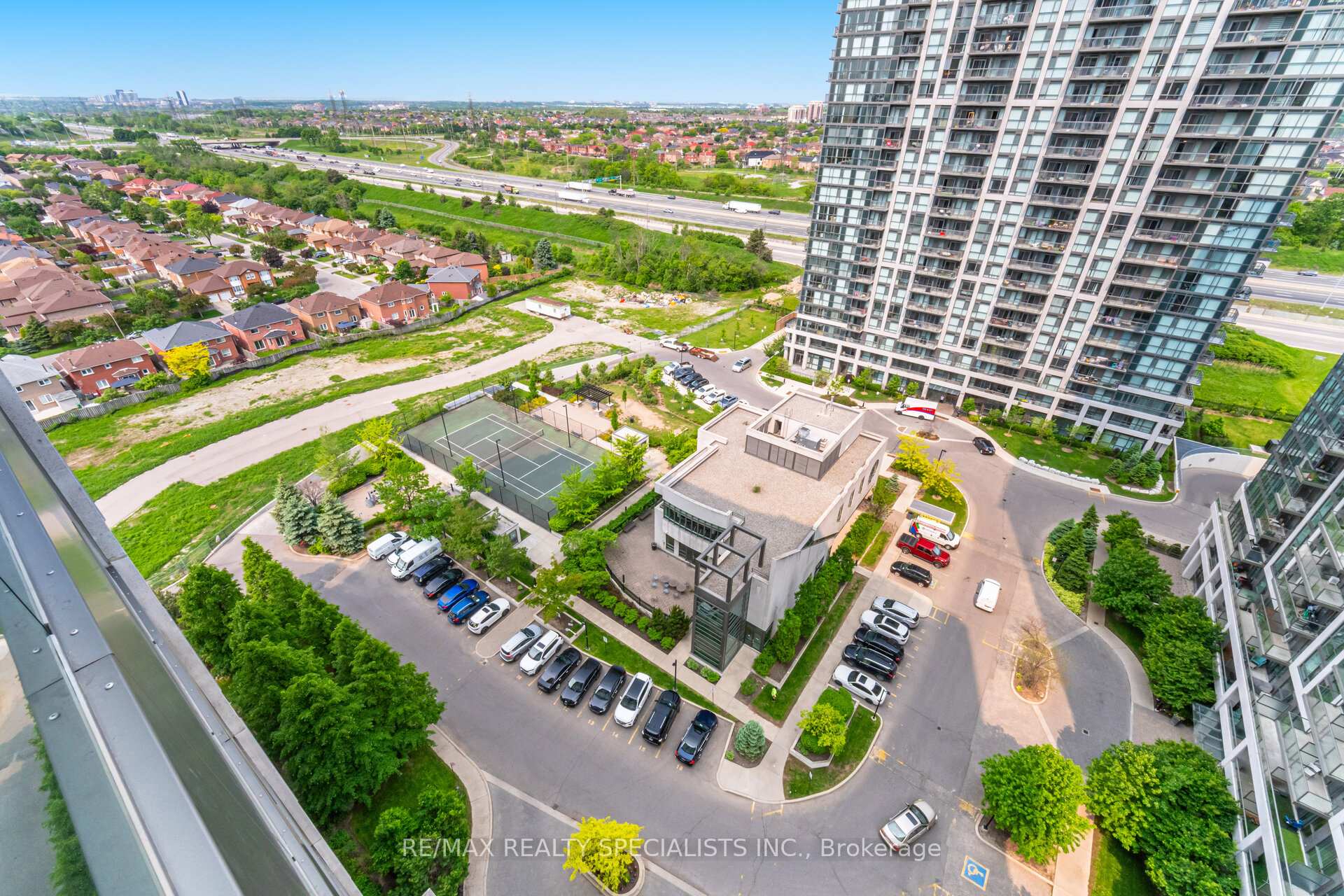 2 Bedrooms Condo at 335 Rathburn, Mississauga For sale
