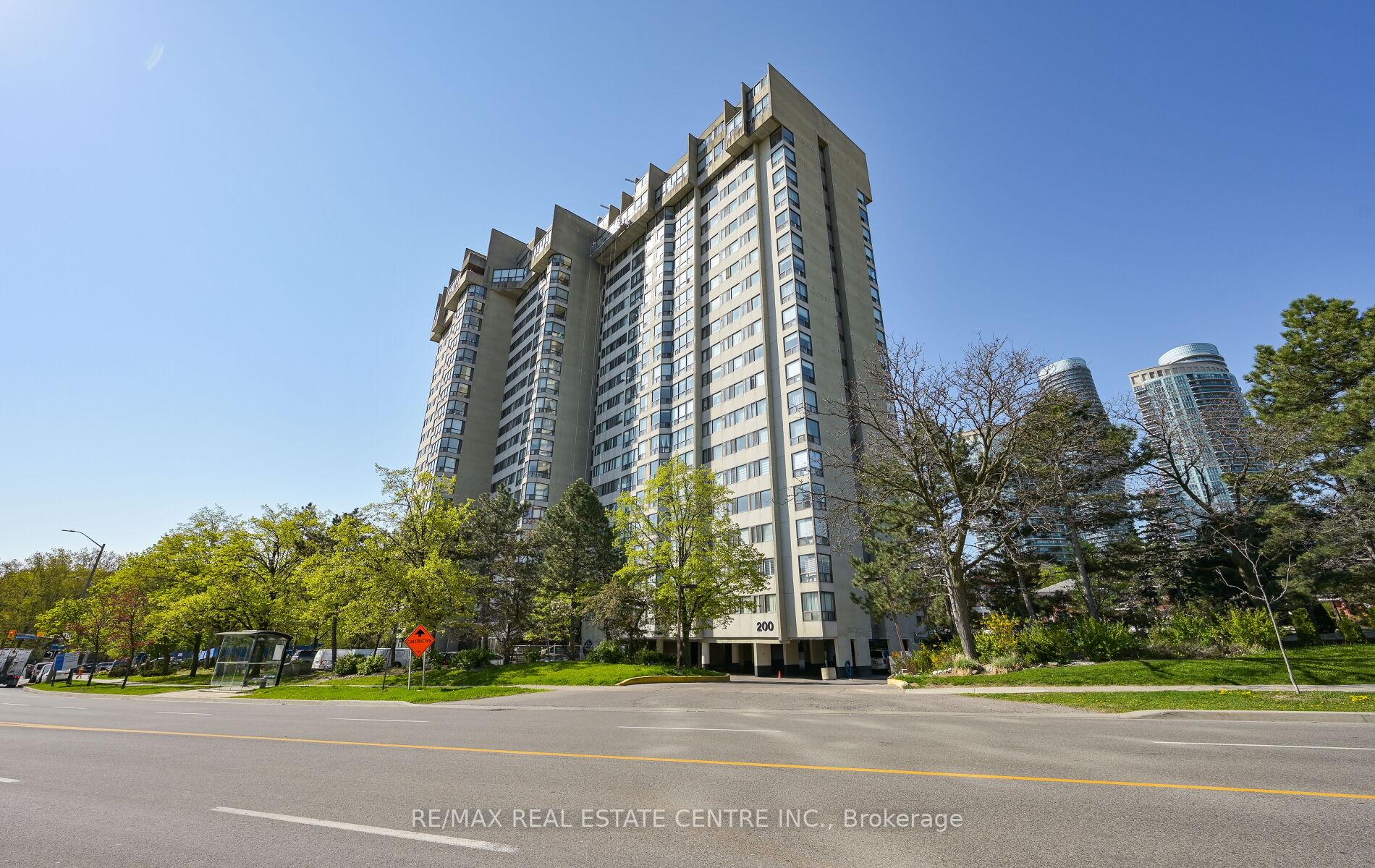 3 Bedrooms Condo at 200 Robert Speck, Mississauga For sale