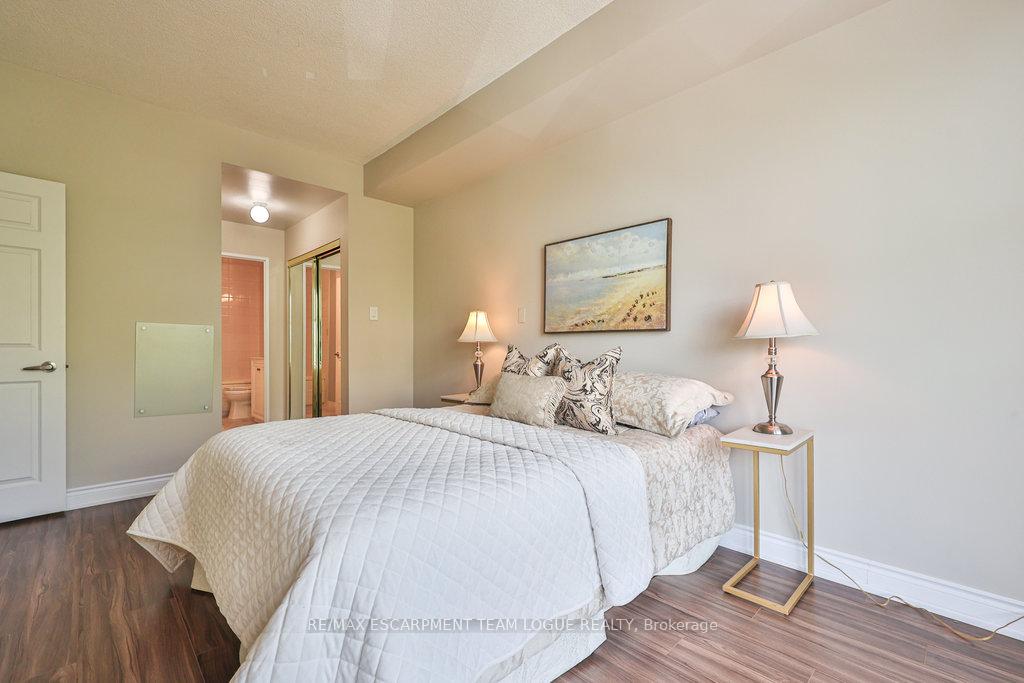 2 Bedrooms Condo at 2511 Lakeshore, Oakville For sale