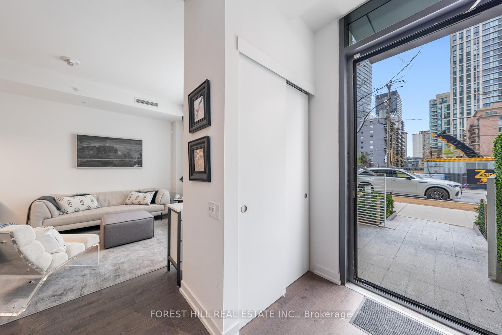 2 Bedrooms Condo at 161 Roehampton, Toronto For sale