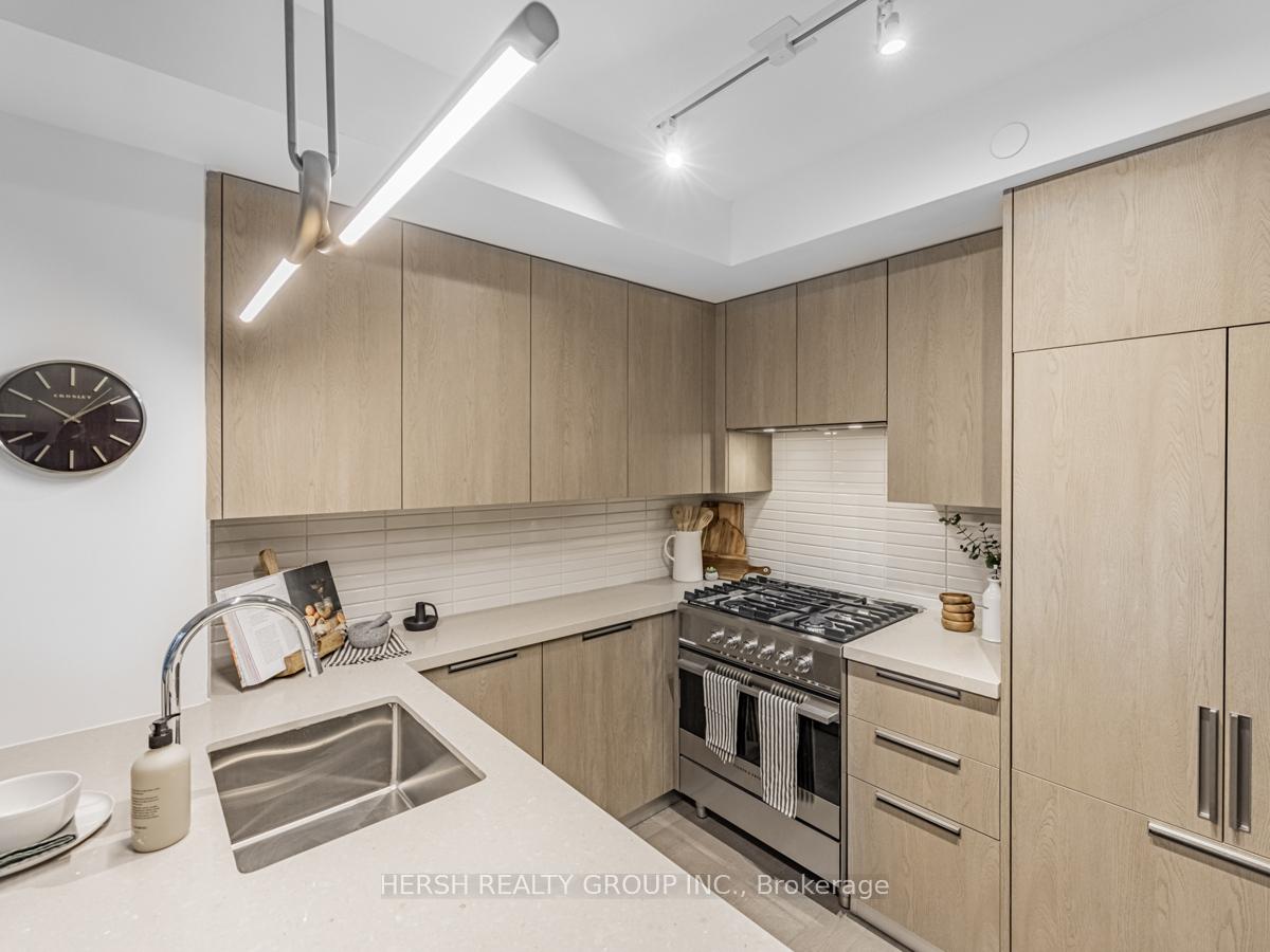 2 Bedrooms Condo at 160 Kingsway,  Toronto For sale