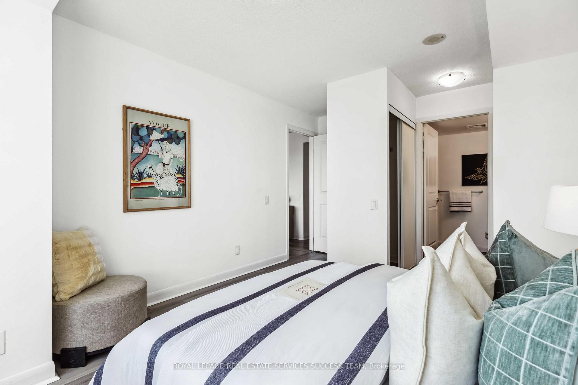 2 Bedrooms Condo at 25 Town Centre,  Toronto For sale