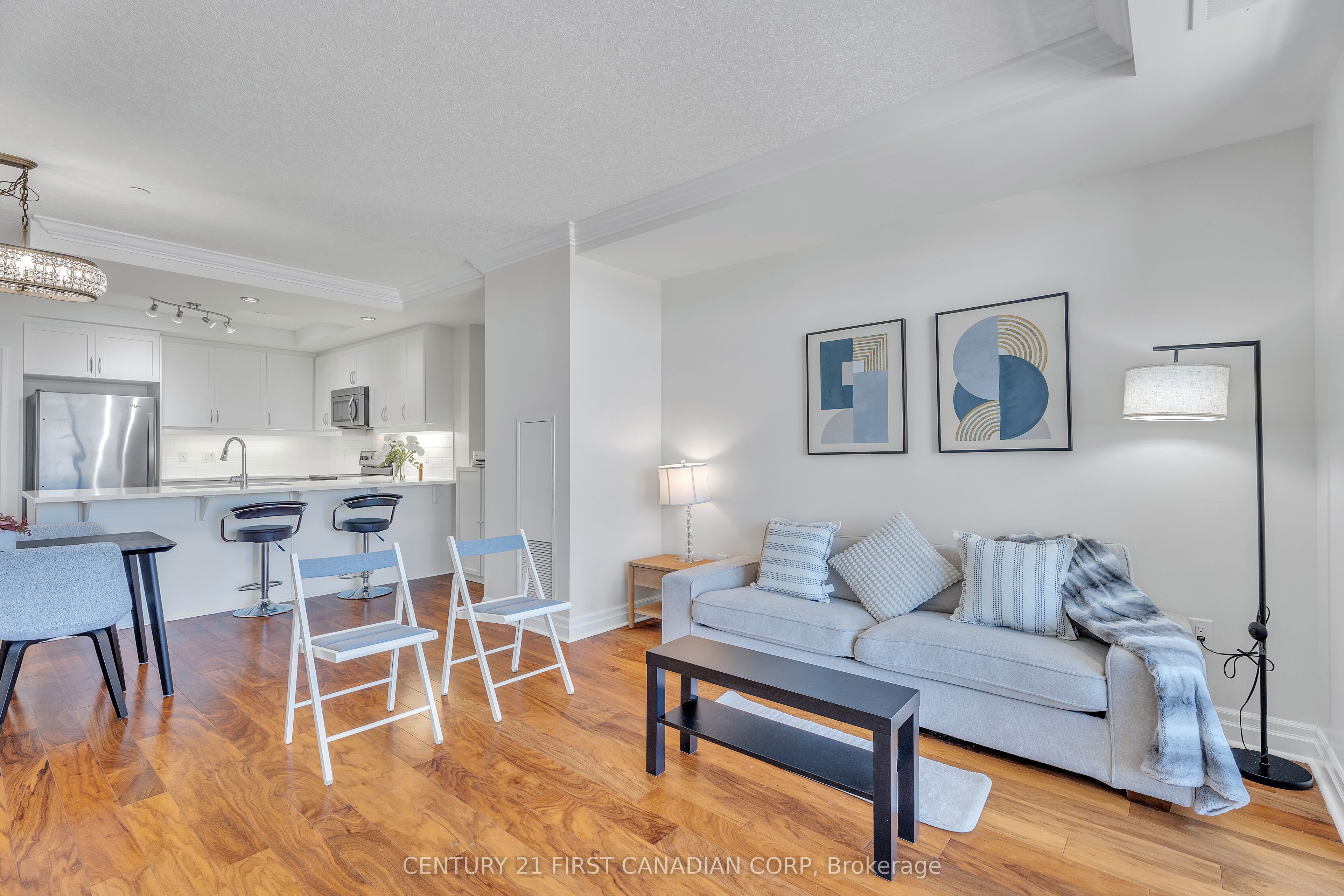 240 Villagewalk Boulevard, #812