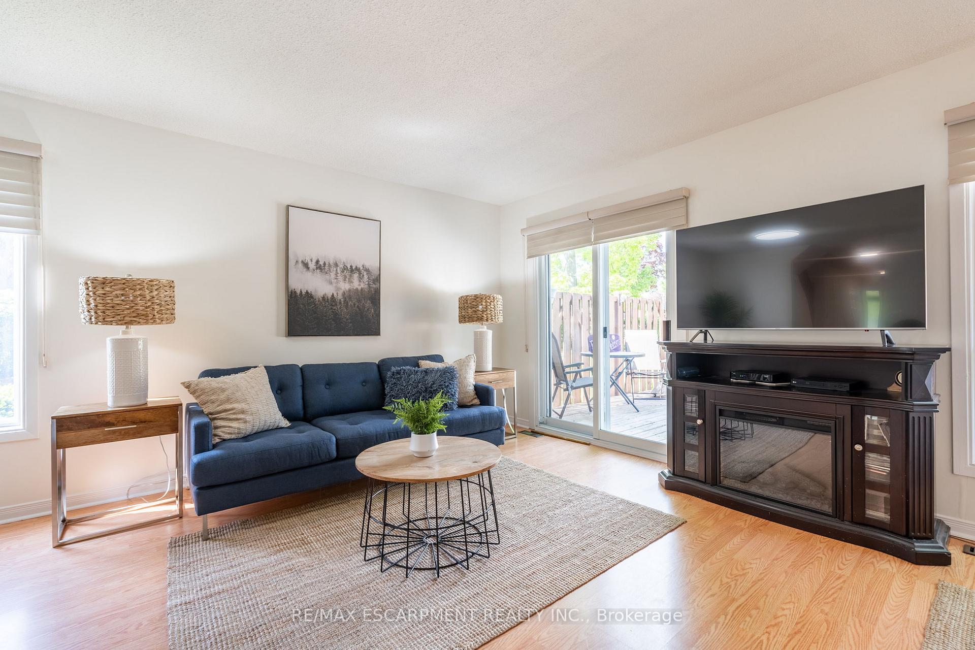 3 Bedrooms Condo at 2301 Cavendish, Burlington For sale