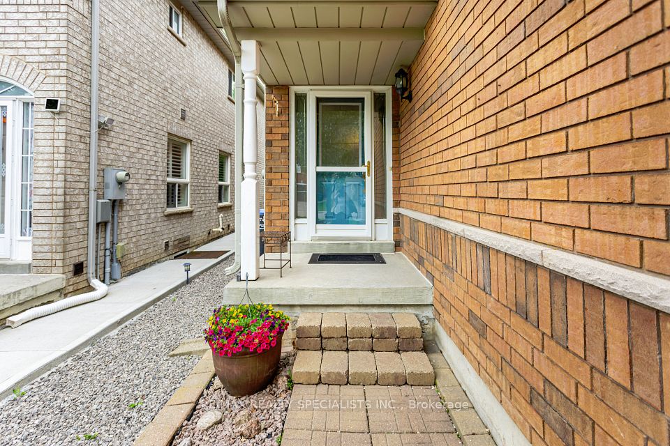 6408 Hampden Woods Road, Mississauga, ON L5N 7V3