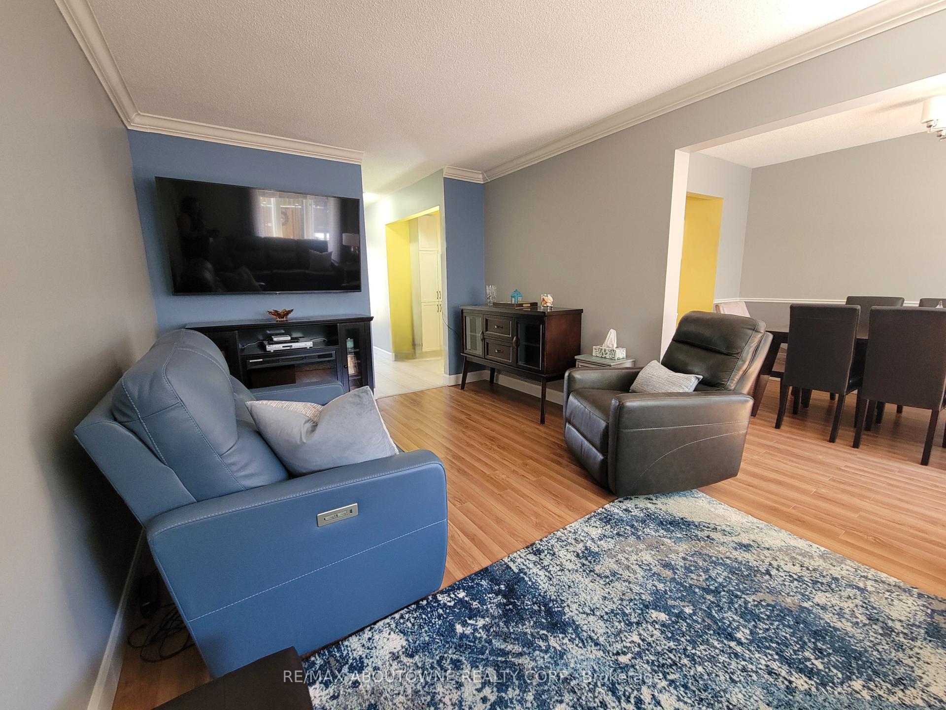 3 Bedrooms Condo at 1 Royalwood, Hamilton For sale
