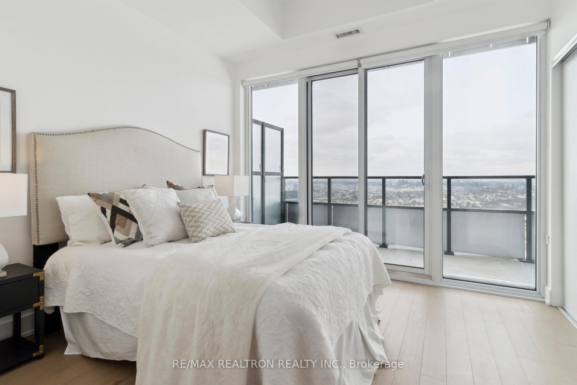 2 Bedrooms Condo at 30 Shore Breeze, Toronto For sale