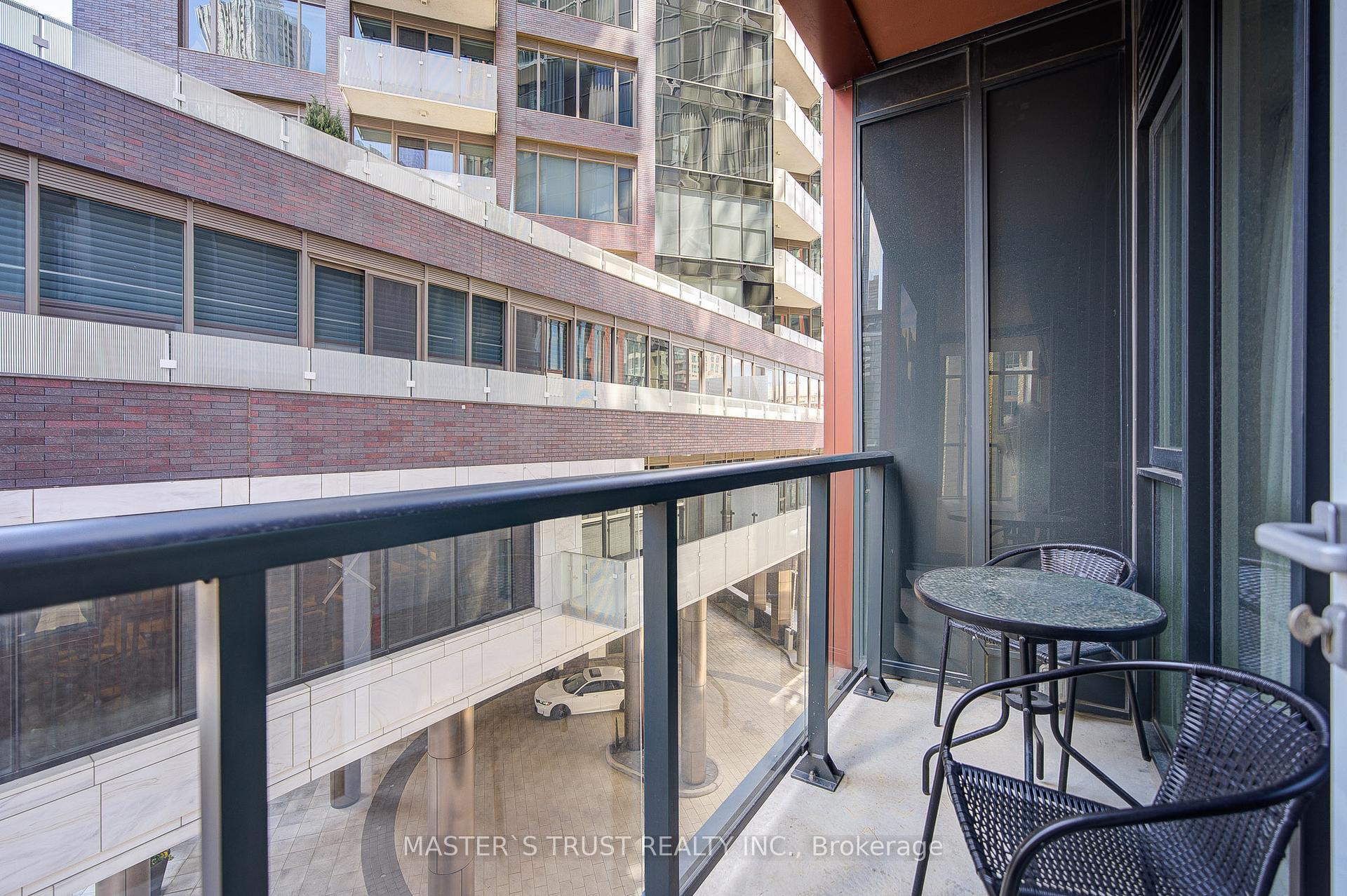 2 Bedrooms Condo at 32 Davenport, Toronto For sale
