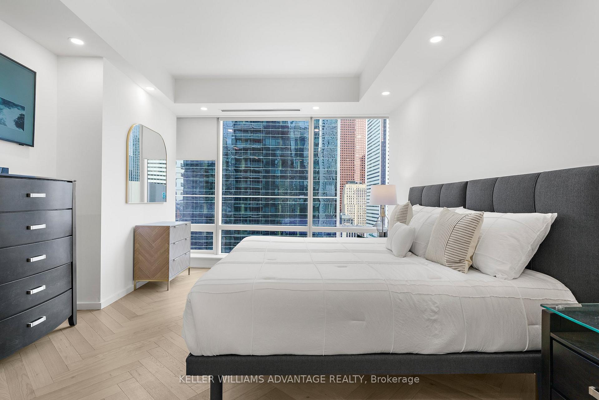 2 Bedrooms Condo at 180 University, Toronto For sale