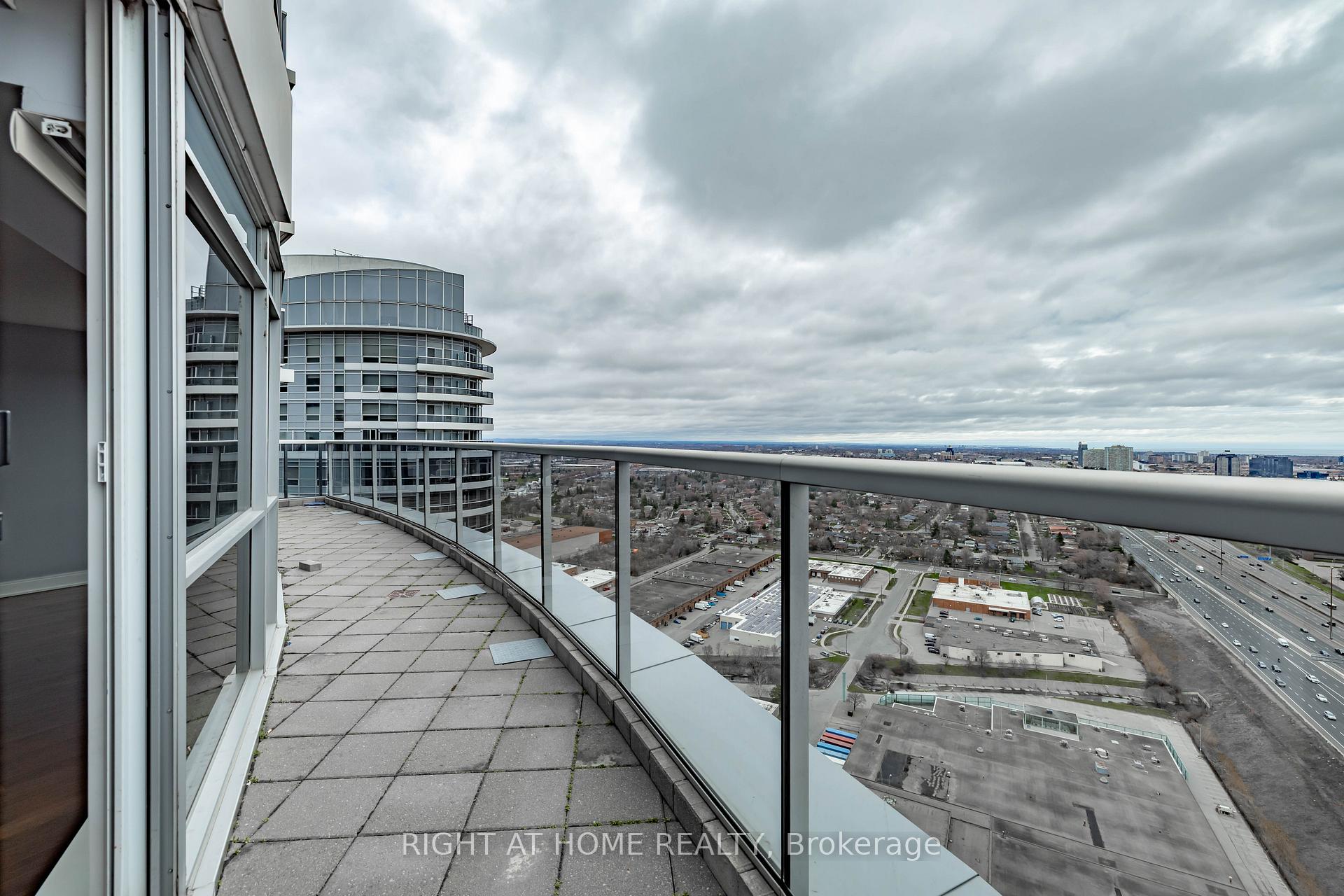 3 Bedrooms Condo at 125 Village Green,  Toronto For sale