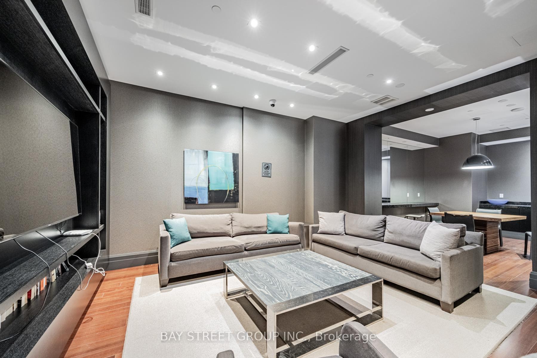 2 Bedrooms Condo at 55 Speers, Oakville For sale