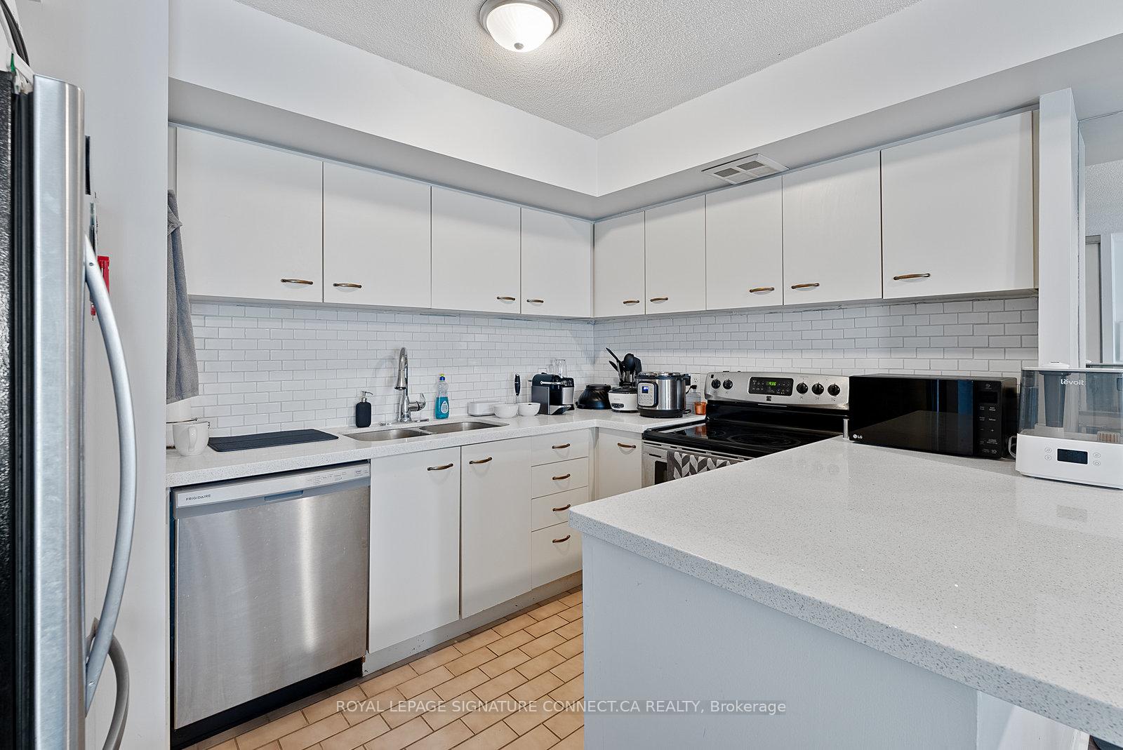 2 Bedrooms Condo at 25 The Esplanade, Toronto For sale