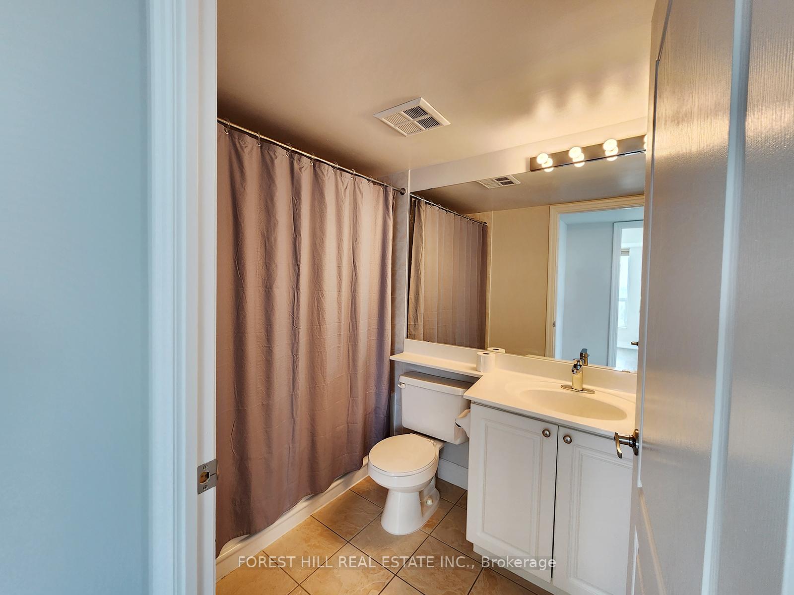 3 Bedrooms Condo at 21 Hillcrest, Toronto For sale