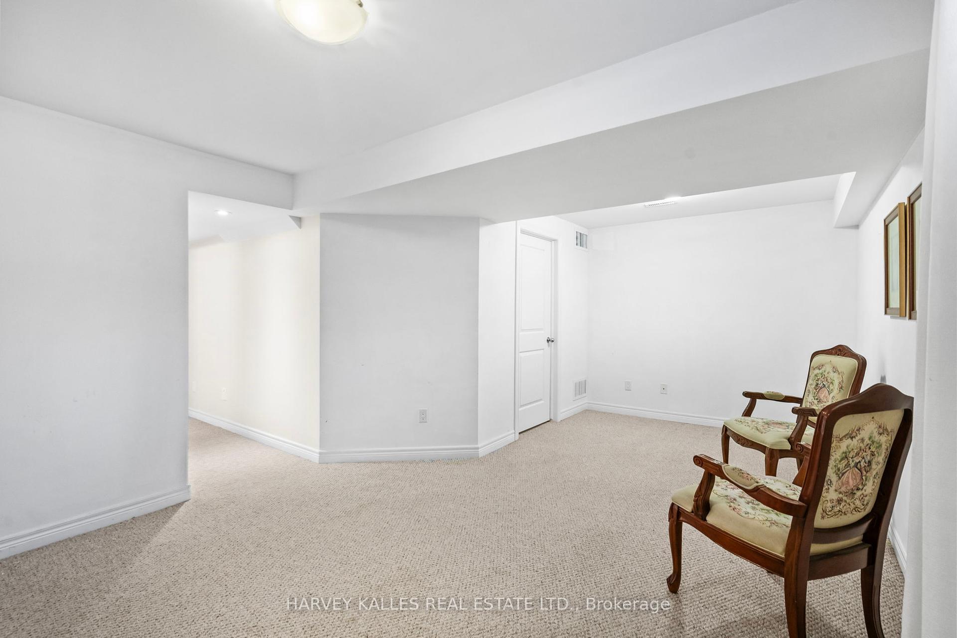 3 Bedrooms Condo at 3003 Glover, Burlington For sale