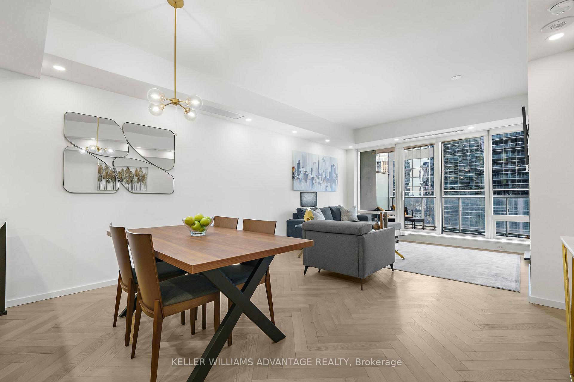 2 Bedrooms Condo at 180 University, Toronto For sale