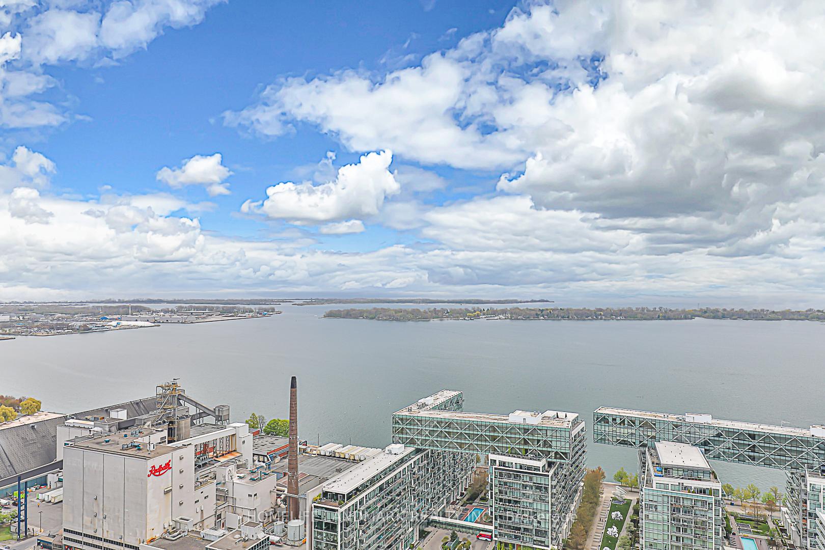 3 Bedrooms Condo at 28 Freeland, Toronto For sale