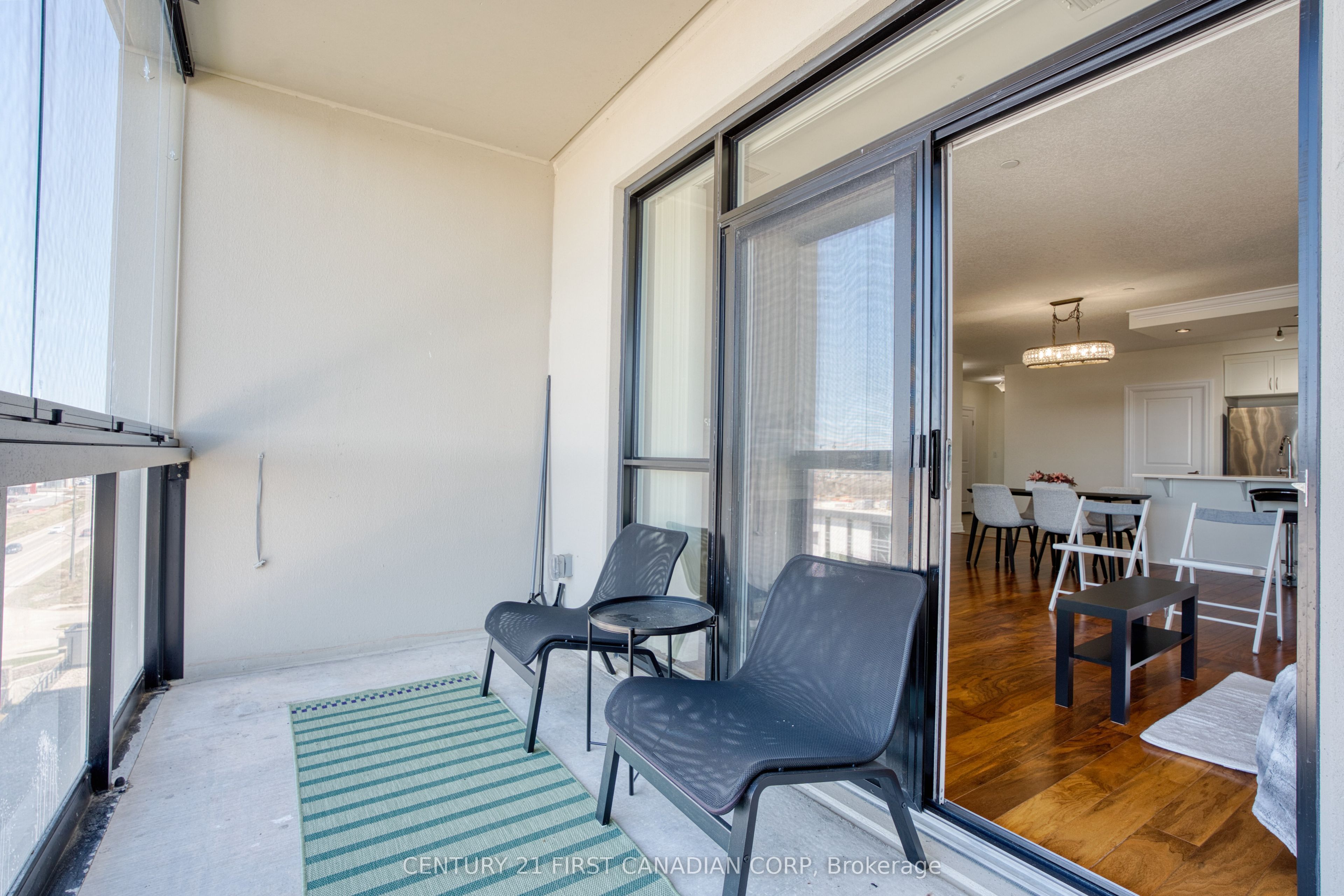 240 Villagewalk Boulevard, #812
