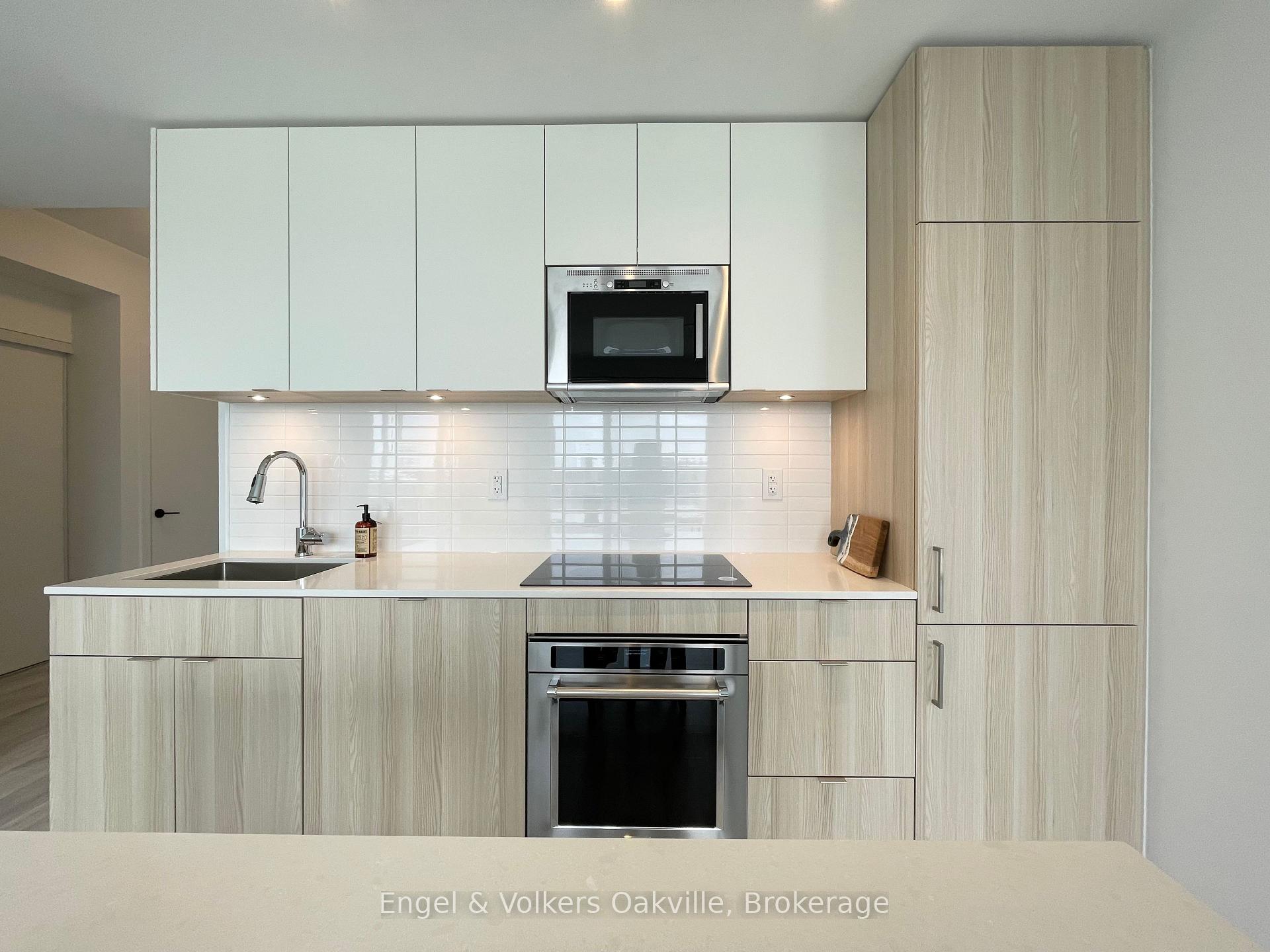 2 Bedrooms Condo at 220 Missinnihe, Mississauga For sale