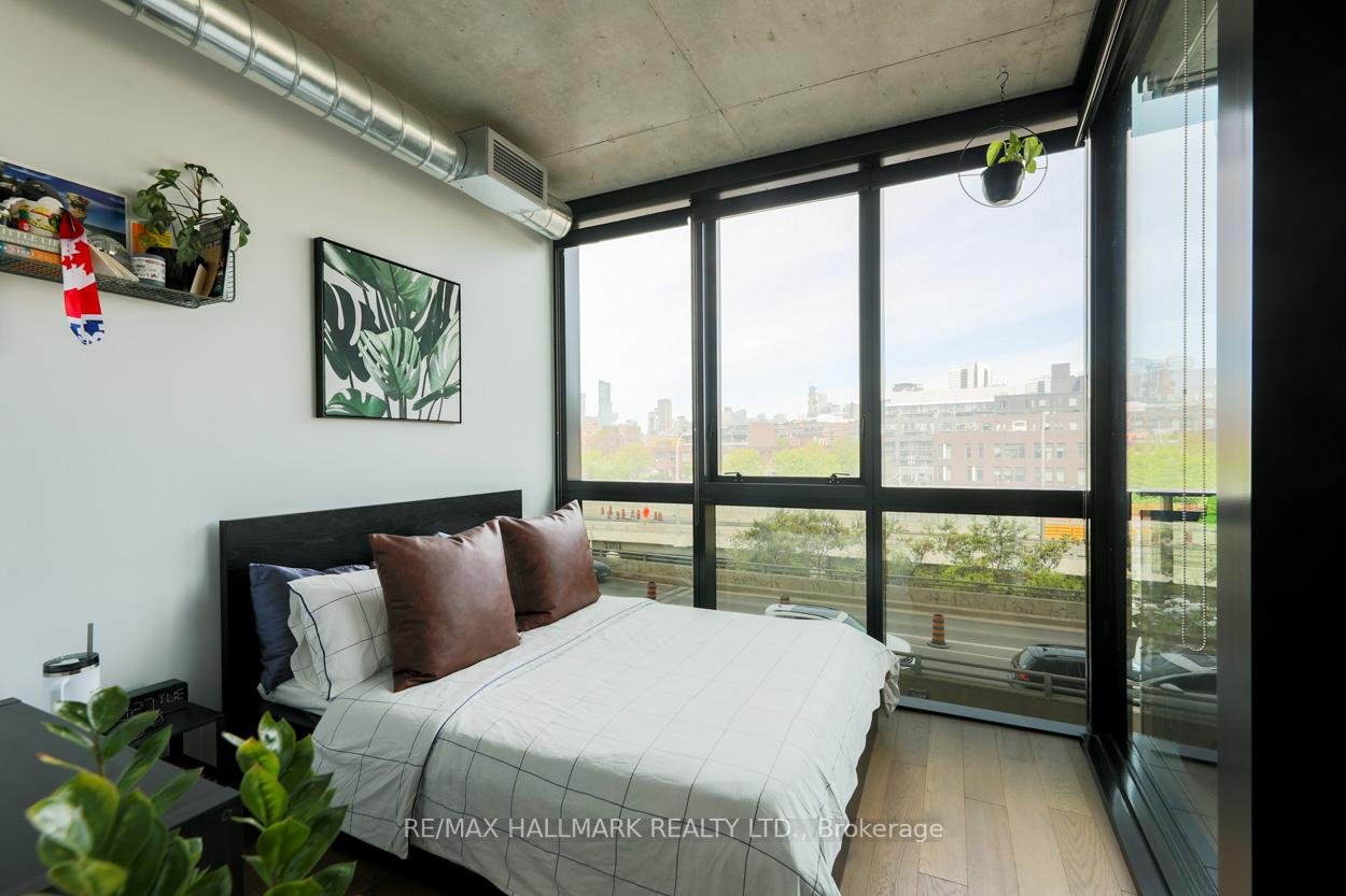 2 Bedrooms Condo at 21 Lawren Harris, Toronto For sale