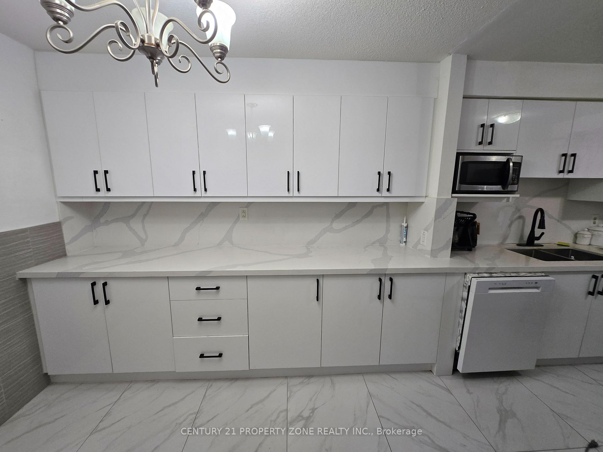 4 Bedrooms Condo at 3175 Kirwin, Mississauga For sale