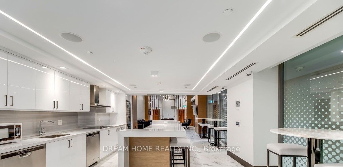 15 Queens Quay E, #515