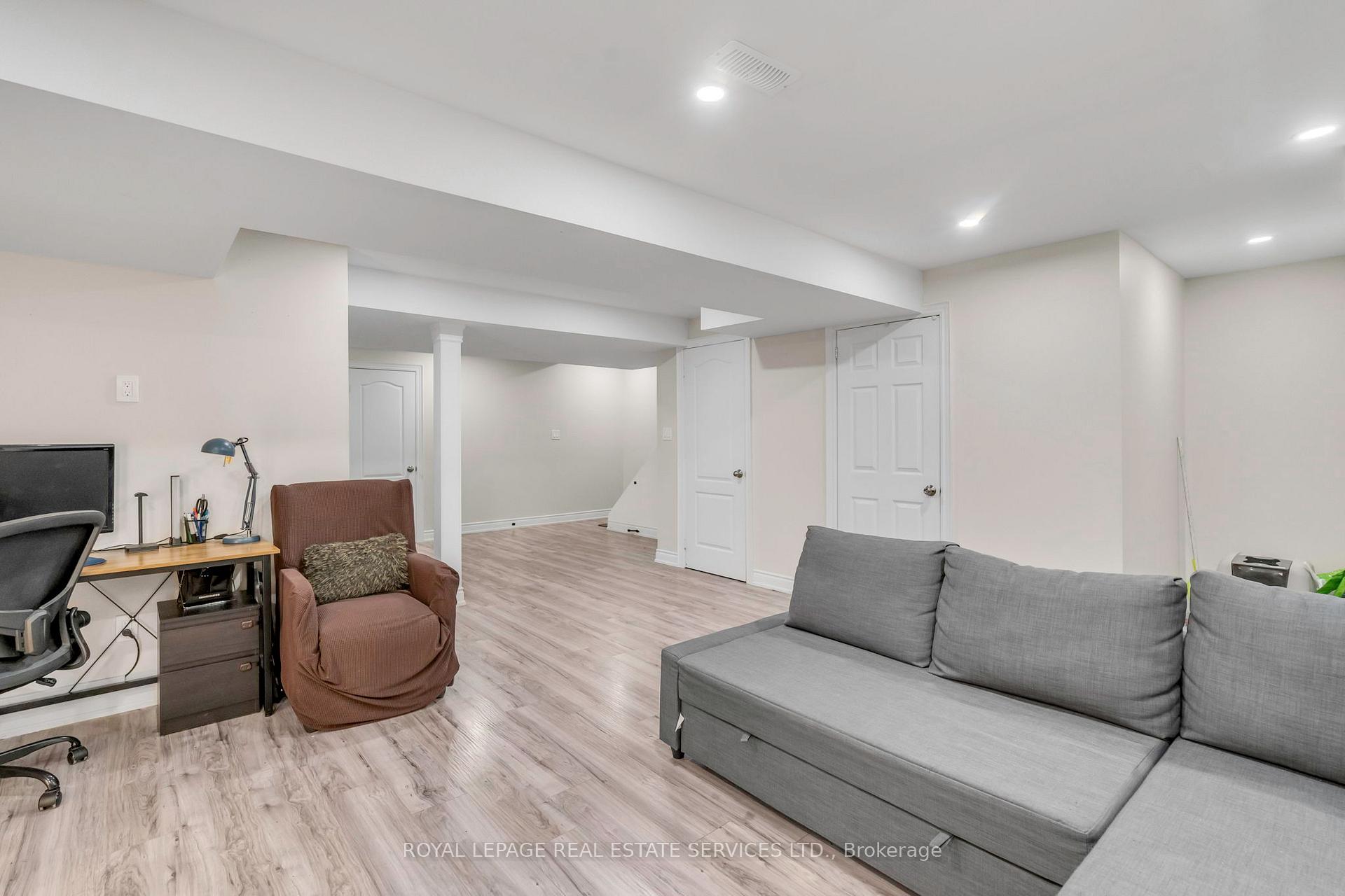 3 Bedrooms Condo at 3040 Fifth, Mississauga For sale