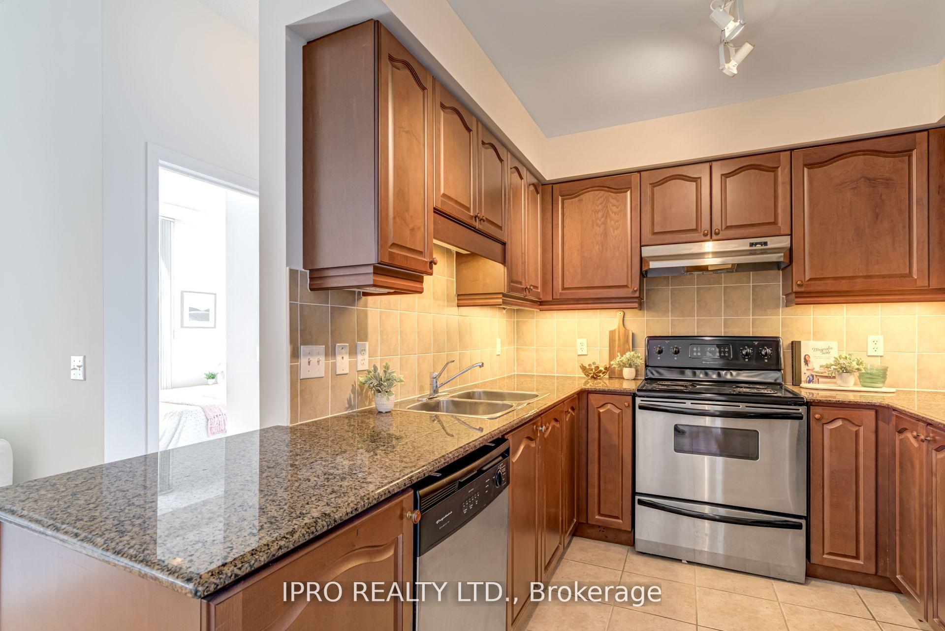 2 Bedrooms Condo at 1 Maison Parc, Vaughan For sale