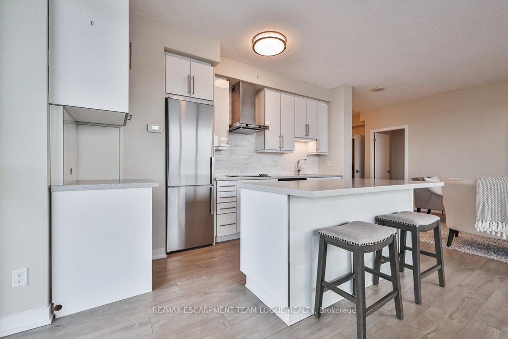 2 Bedrooms Condo at 2081 Fairview,  Burlington For sale