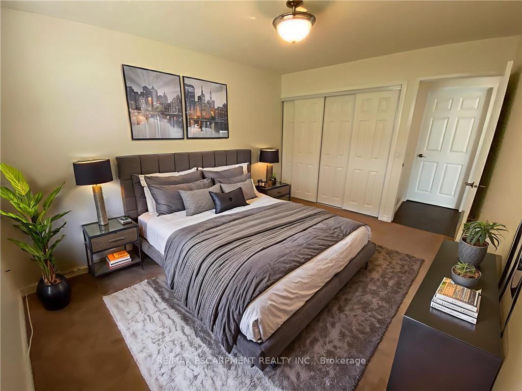 2 Bedrooms Condo at 1 Szollosy, Hamilton For sale