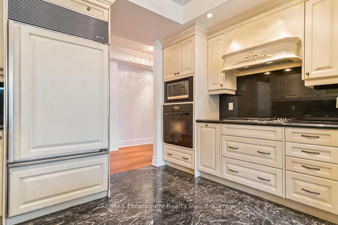 3 Bedrooms Condo at 68 Yorkville, Toronto For sale