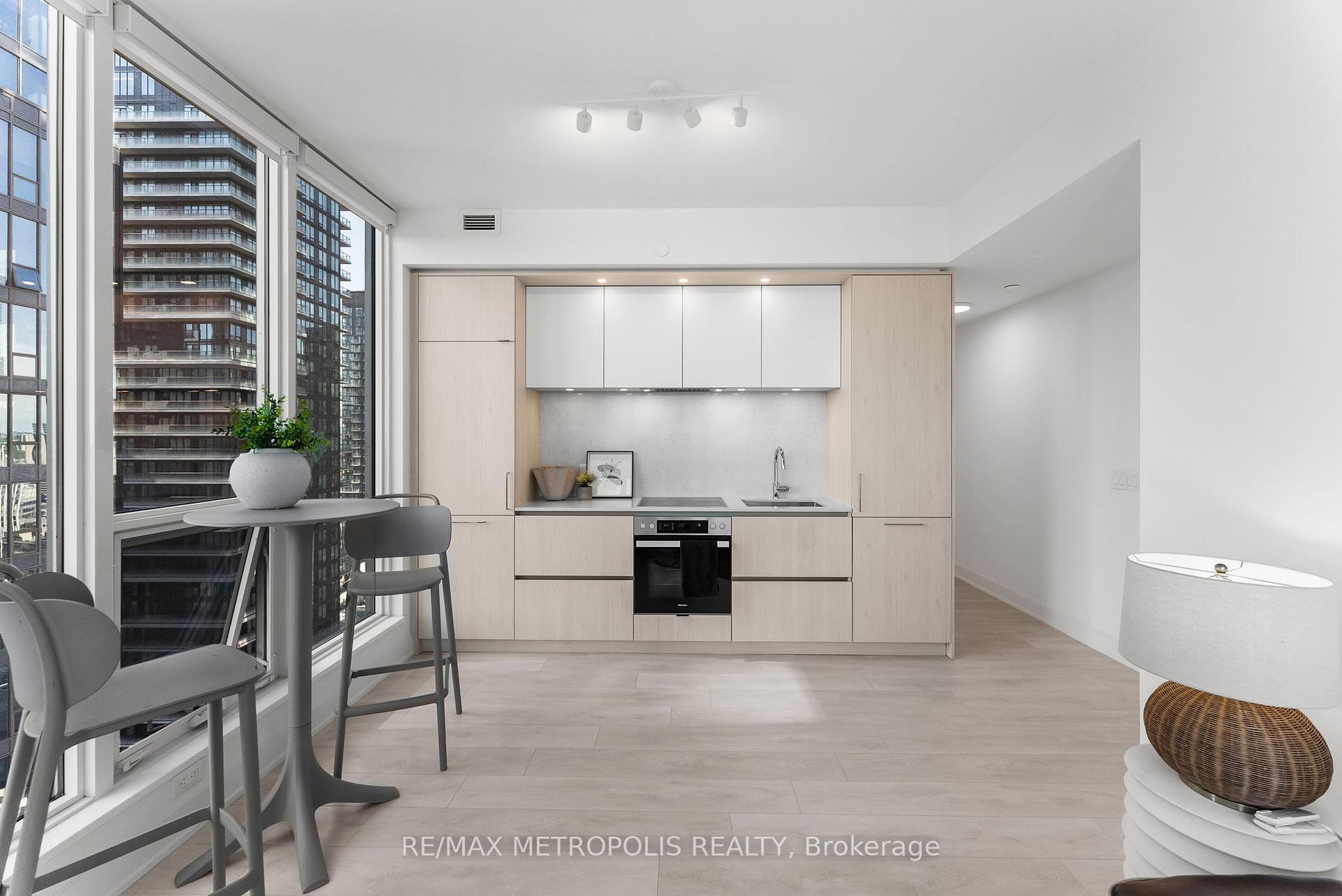 2 Bedrooms Condo at 15 Mercer, Toronto For sale