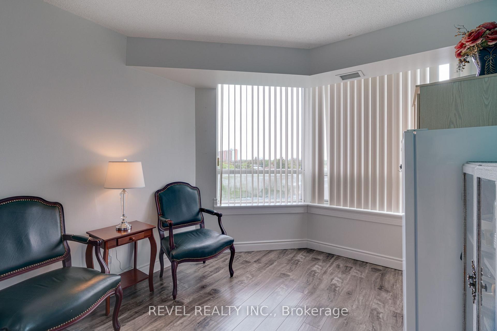 3 Bedrooms Condo at 135 Hillcrest, Mississauga For sale