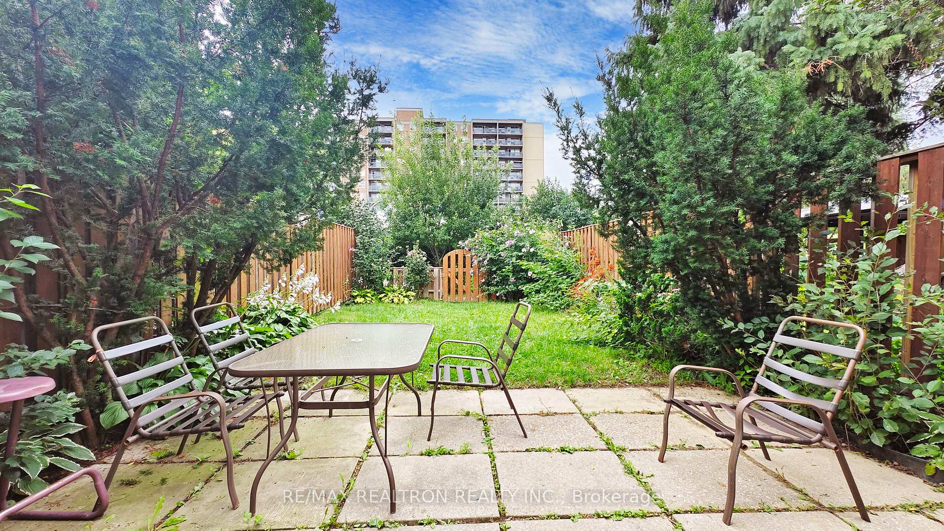 3 Bedrooms Condo at 1894 Kirkwall, Mississauga For sale