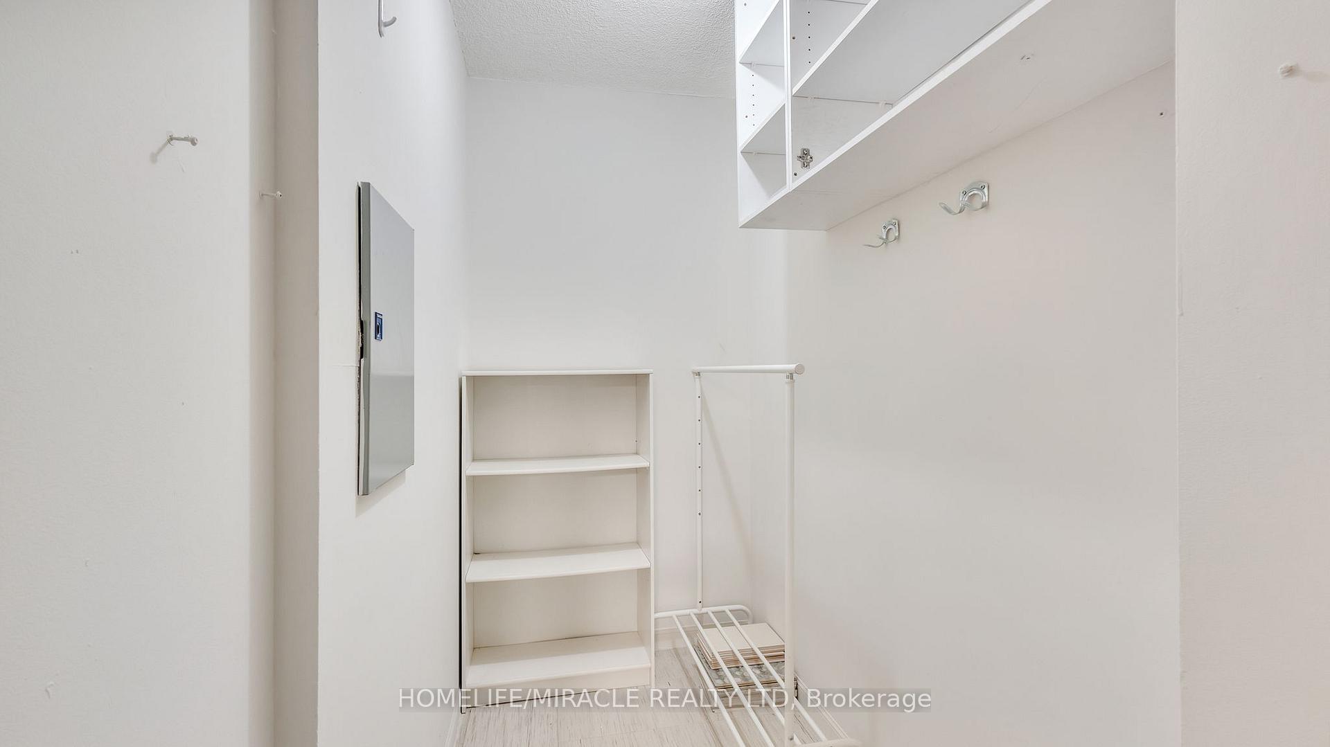 3 Bedrooms Condo at 550 Webb, Mississauga For sale